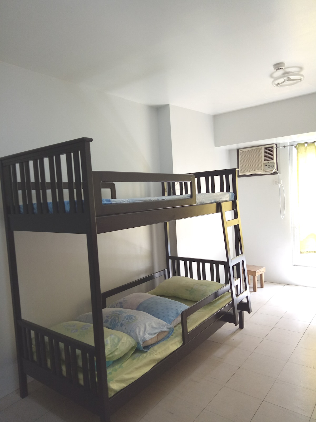 舒适的单间公寓，适合SM San Lazaro DOH UST ，最多4人入住