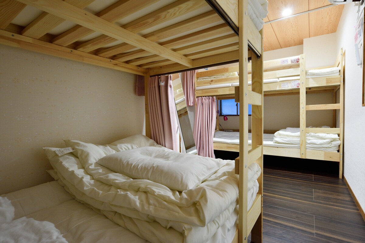 Private room up to 4 guests (2 bunk beds)