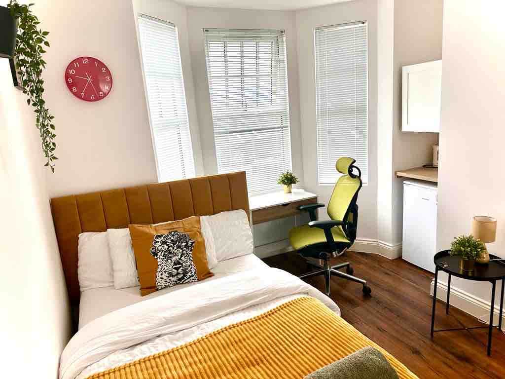 Double room with private bathroom smart/TV