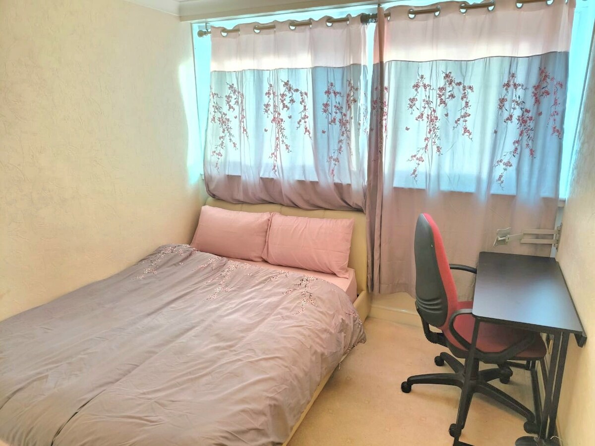 Double bedroom-Citycentre next to New St Station.