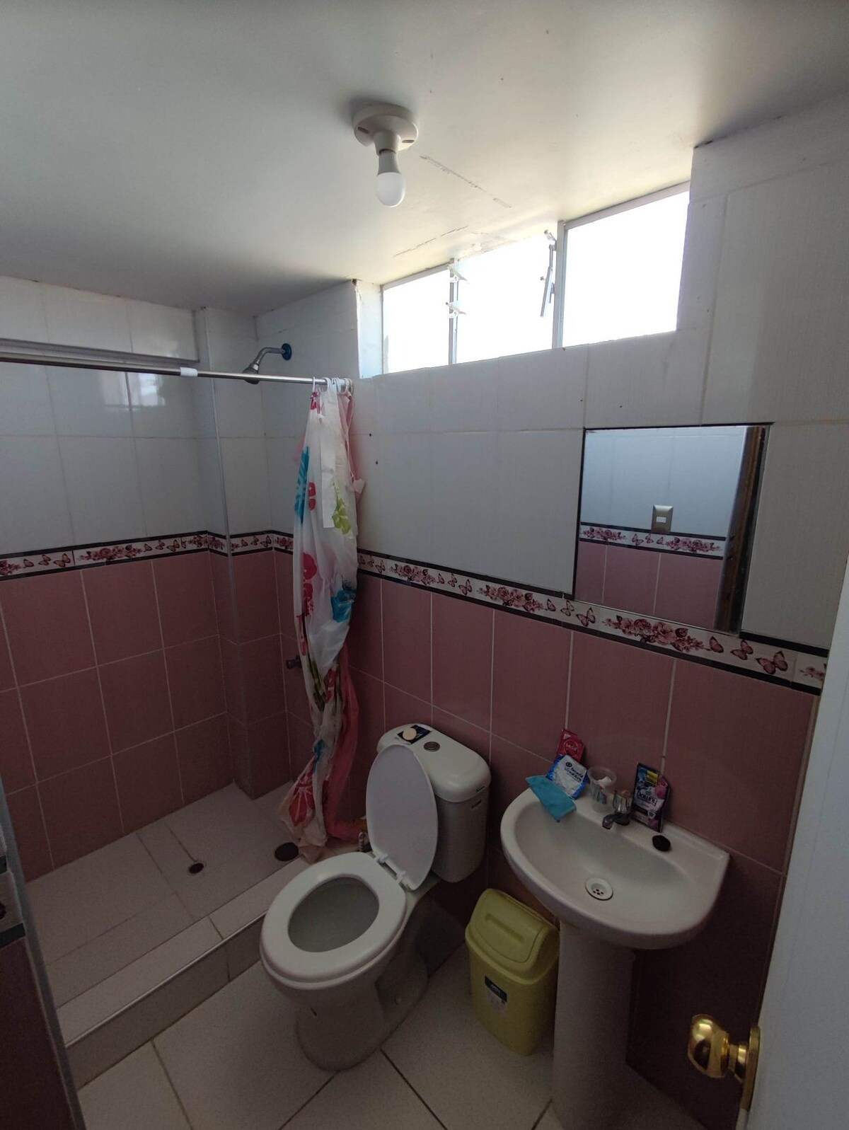 Hermoso departamento con servicios y patio.