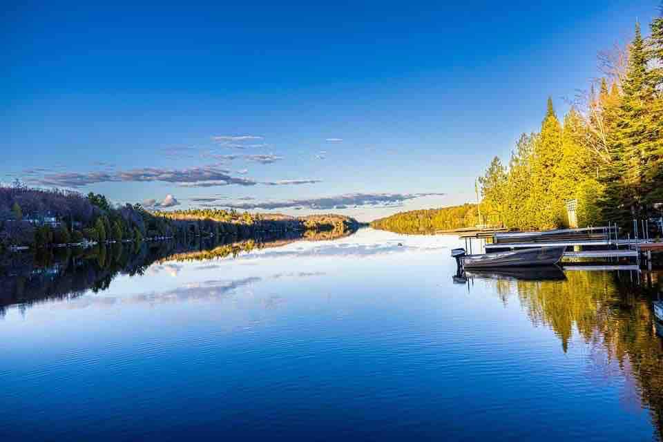 美丽的3000 pi度假木屋，可通航的湖泊