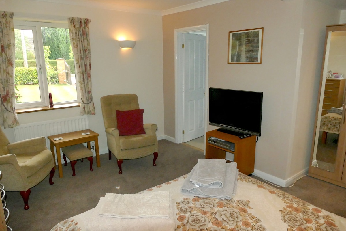 Spacious ground floor en-suite double room