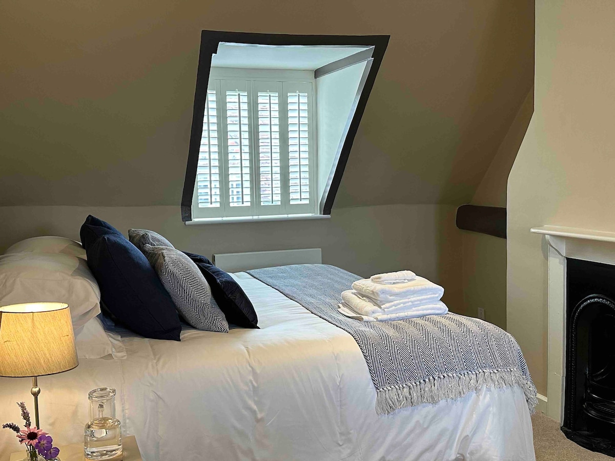 Deluxe Suite in Hambleden with Super King Bed