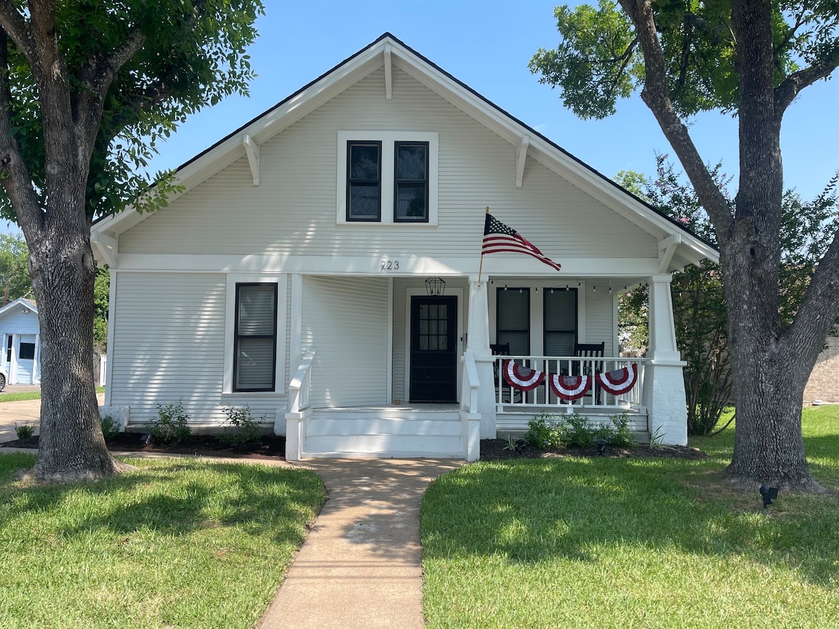 Beautiful cottage minutes to Round Top & Ice Plant