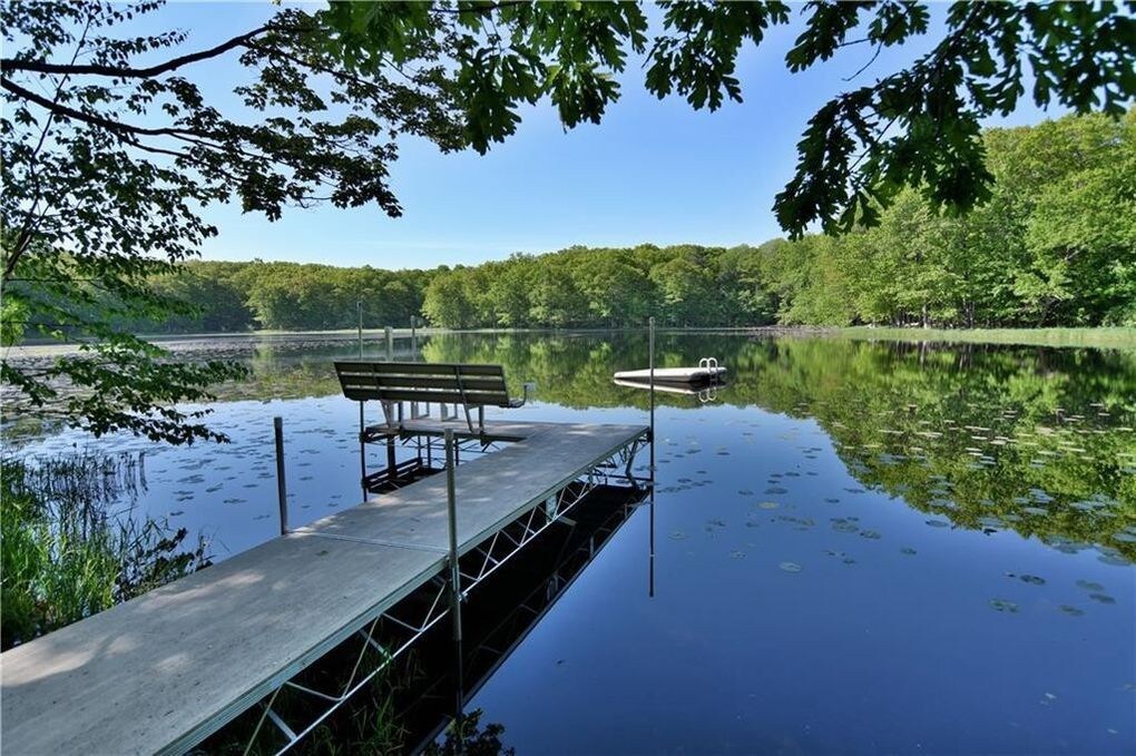 Tranquil 4 bedroom retreat on a private lake