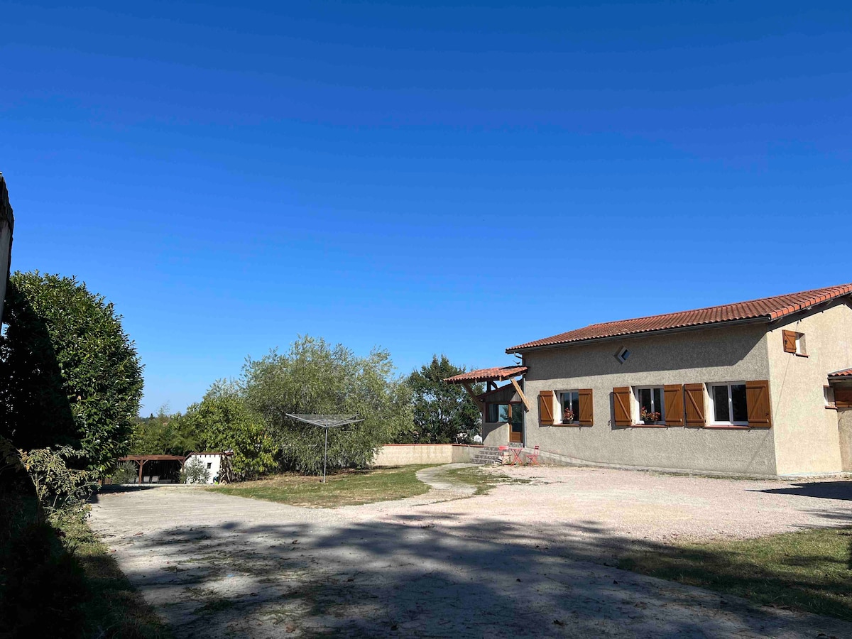 Gite spacieux avec piscine chauffée