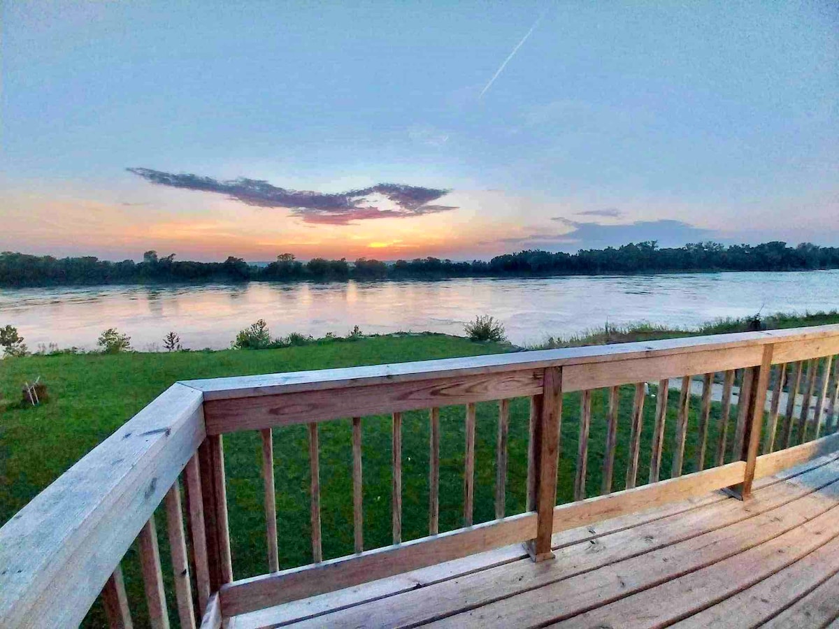 Riverfront Cabin w/ Jacuzzi View