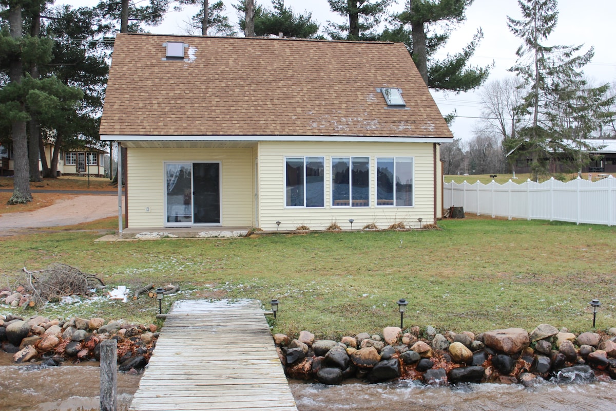 Huber Cottage - Lakefront Cabin w/Dock and Beach