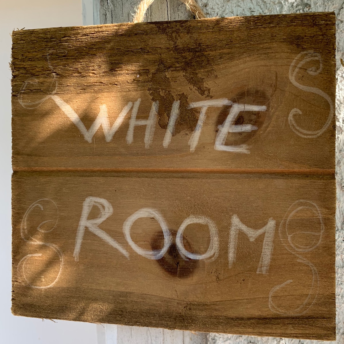白色房间。房内
安静/独立房间。