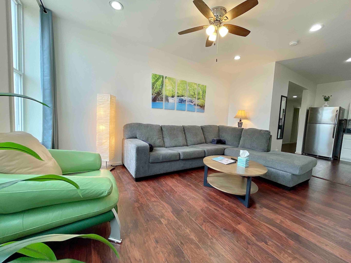 115#201 / Downtown Bliss / Sleeps 7 / free Parking
