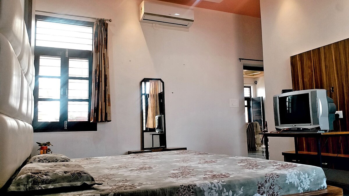 Soham Villa- (1 Premium AC Room for Family Only.)