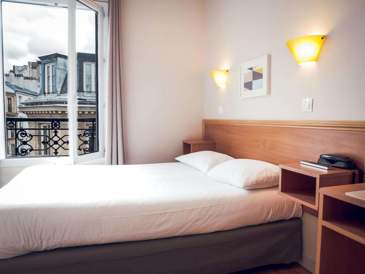 Montmartre-Double room/shared bathroom