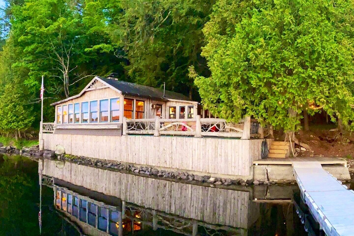 The Boat and Bunk house's on beautiful Lake Simond
