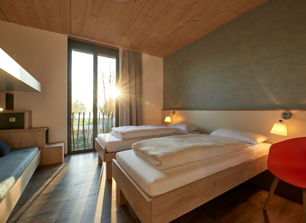 Am Gleis - Radhotel + Einkehr ， （ Radolfzell am Bodensee ） ，团队合住房间，双层淋浴间/地板卫生间，上层