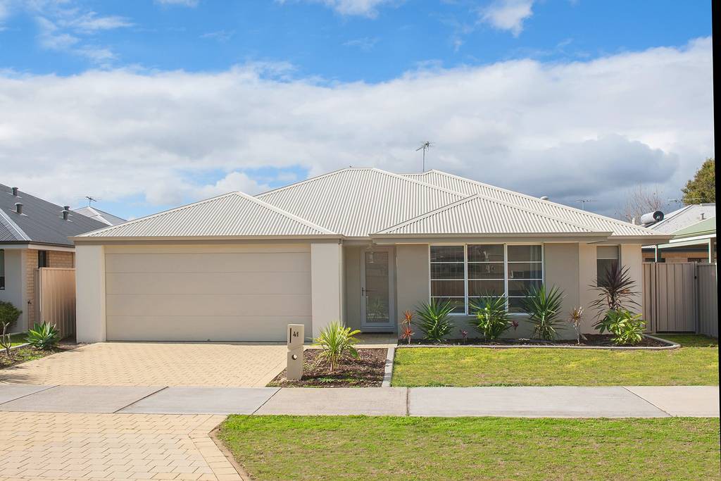 巴瑟尔顿中央车站（ Busselton Central ） ，距离市区400米，距离码头650米