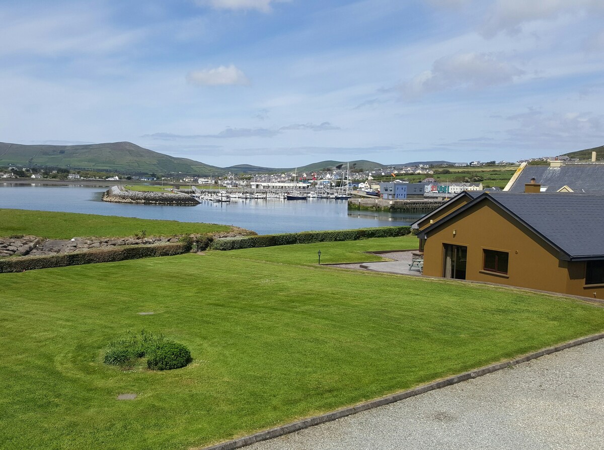 Maggie' cottage overlooking Dingle harbour and bay