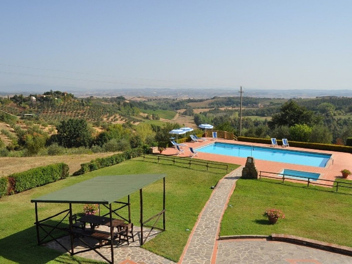 Panoramic villa for 8 with pool near San Gimignano