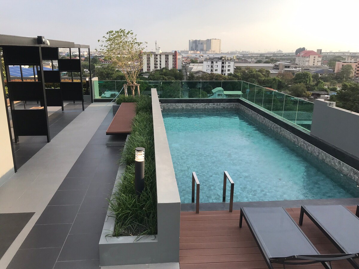 Rooftop pool 1 BR Flat • walk to Skytrain • 100M