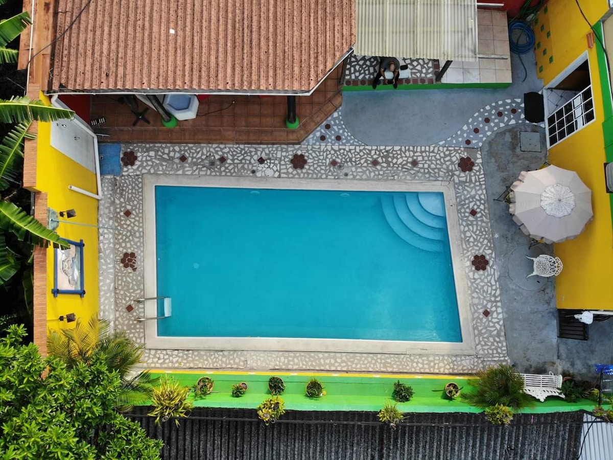 带泳池和优质区域的酒店房间# 8