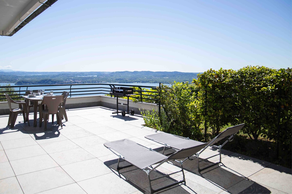 Panorama | con terrazza vista lago e giardino