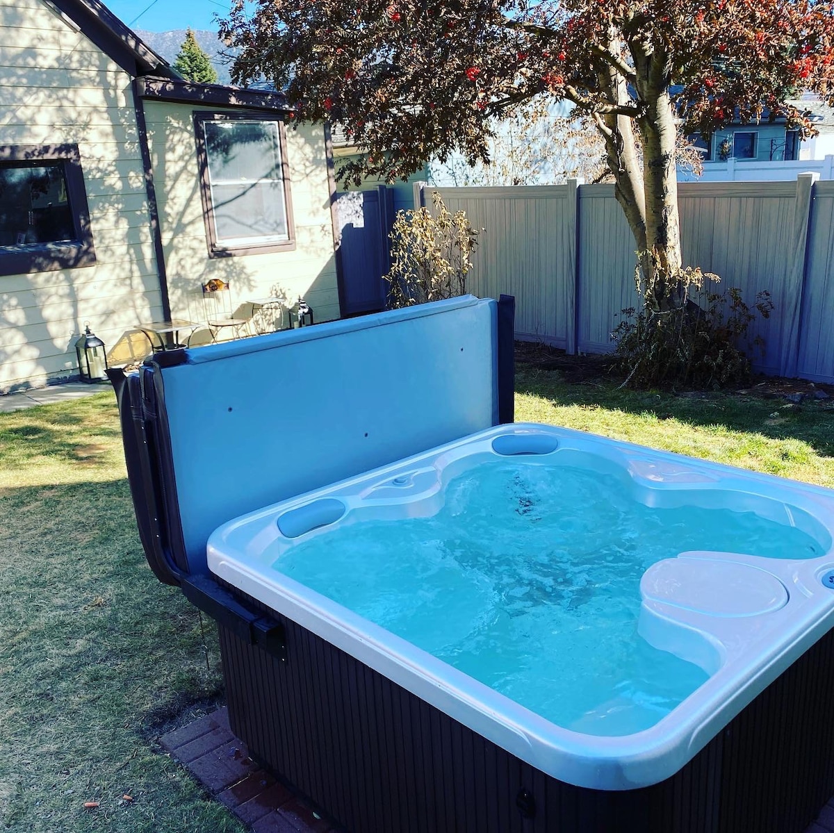 Bo's Queen Anne with Hot Tub and fenced backyard.