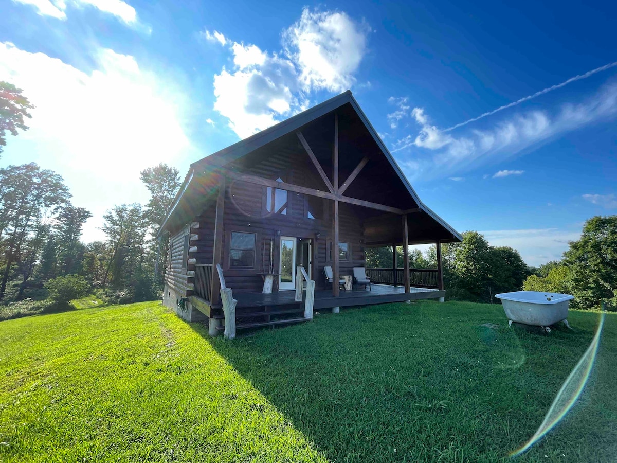 Cheerful and peaceful 3-bedroom mountain-top cabin