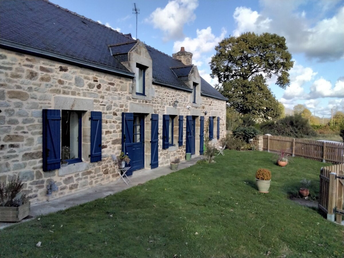 Chambre privée dans longère bretonne