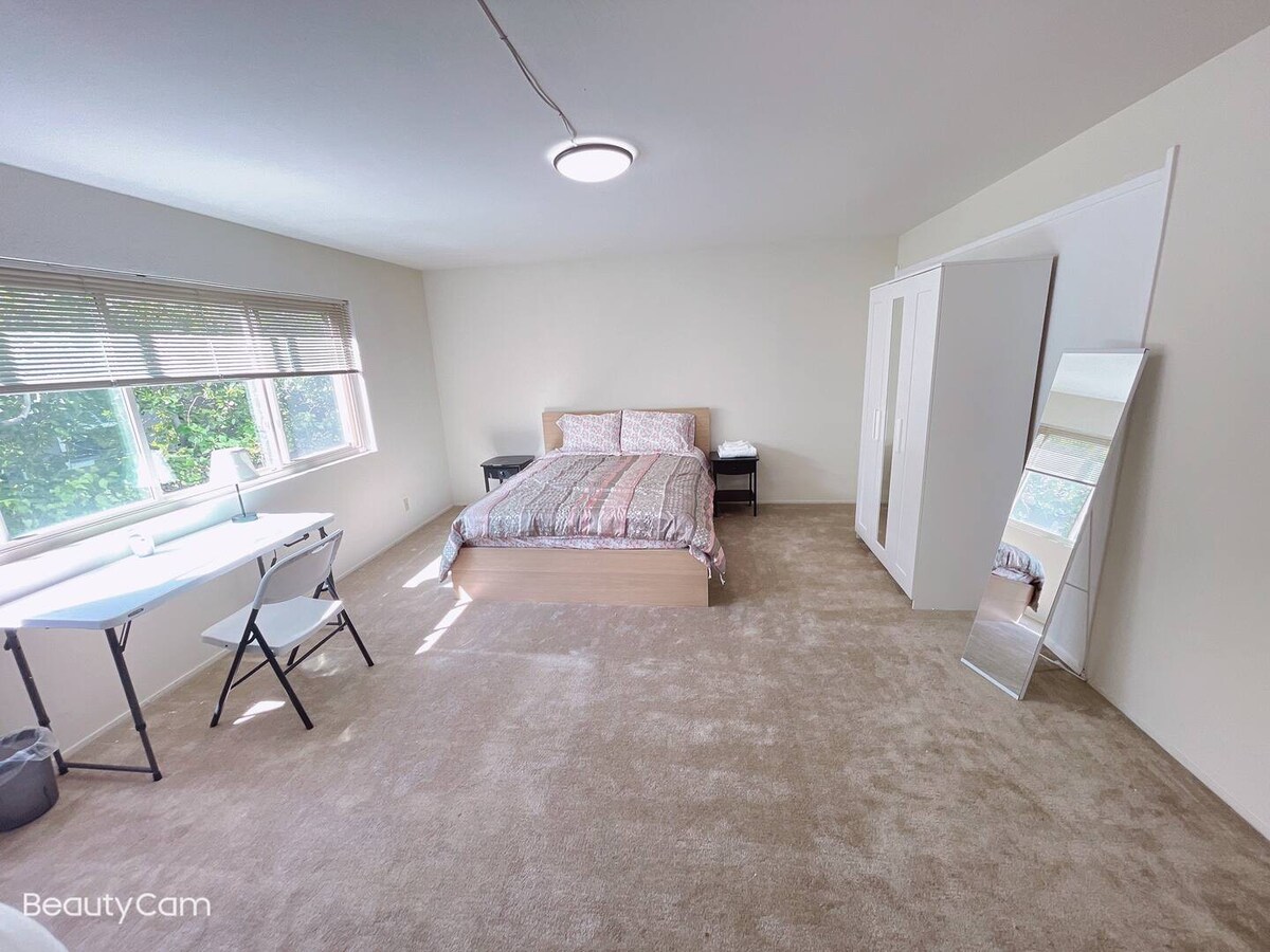 Spacious room, walk 5-min to downtown Palo Alto