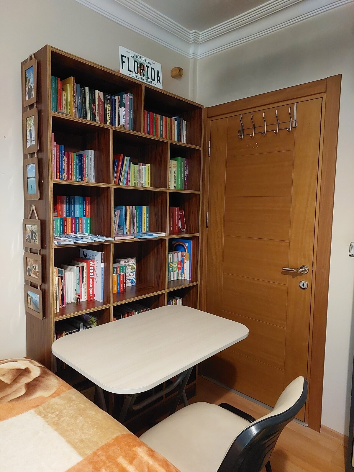 现代公寓内配备图书馆的独立房间
