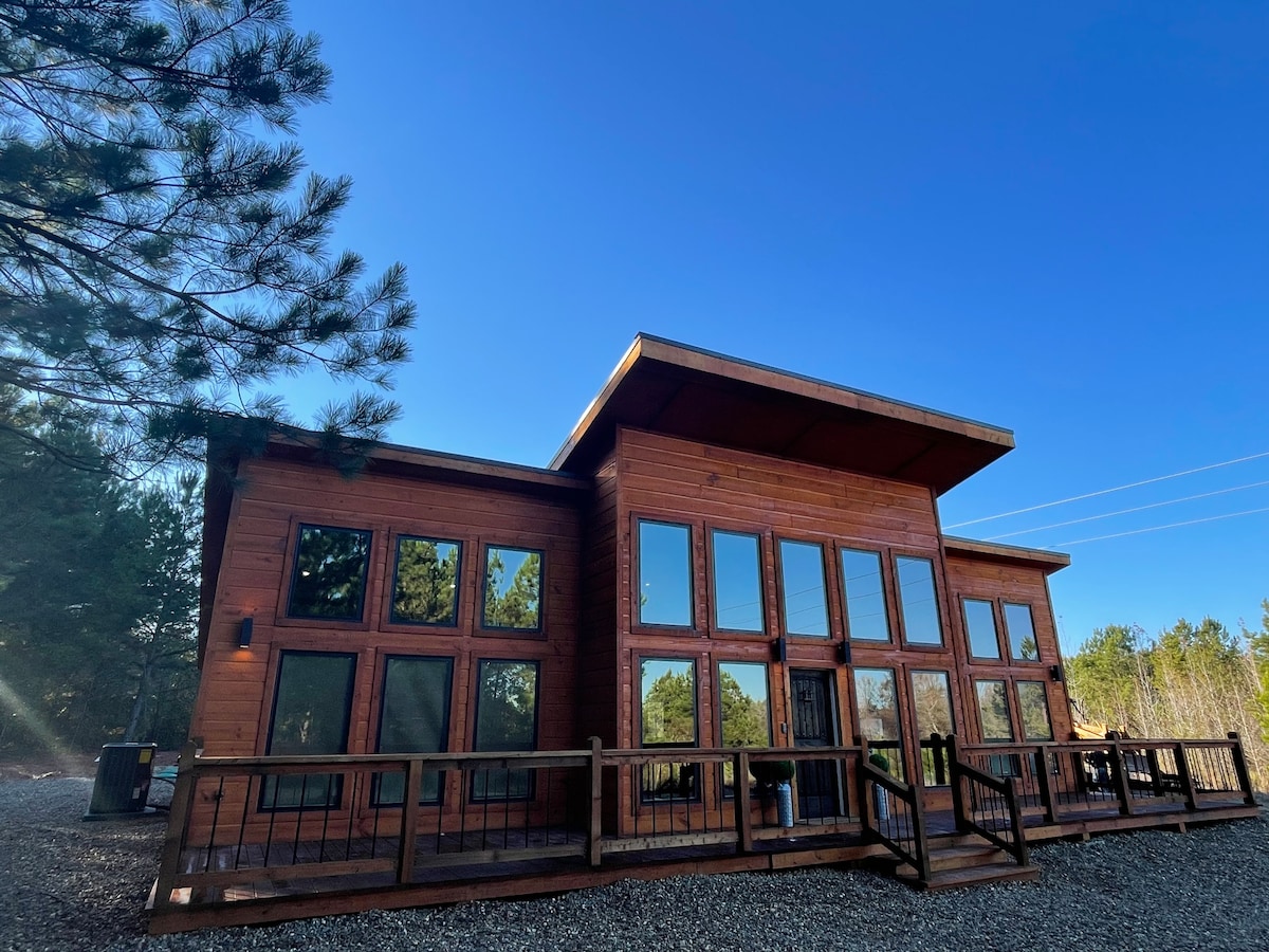 The Luxurious >River Ranch< Cabin Sleeps 9!