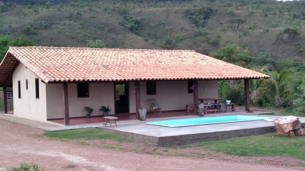 casa de campo com piscina ao lado das cachoeiras