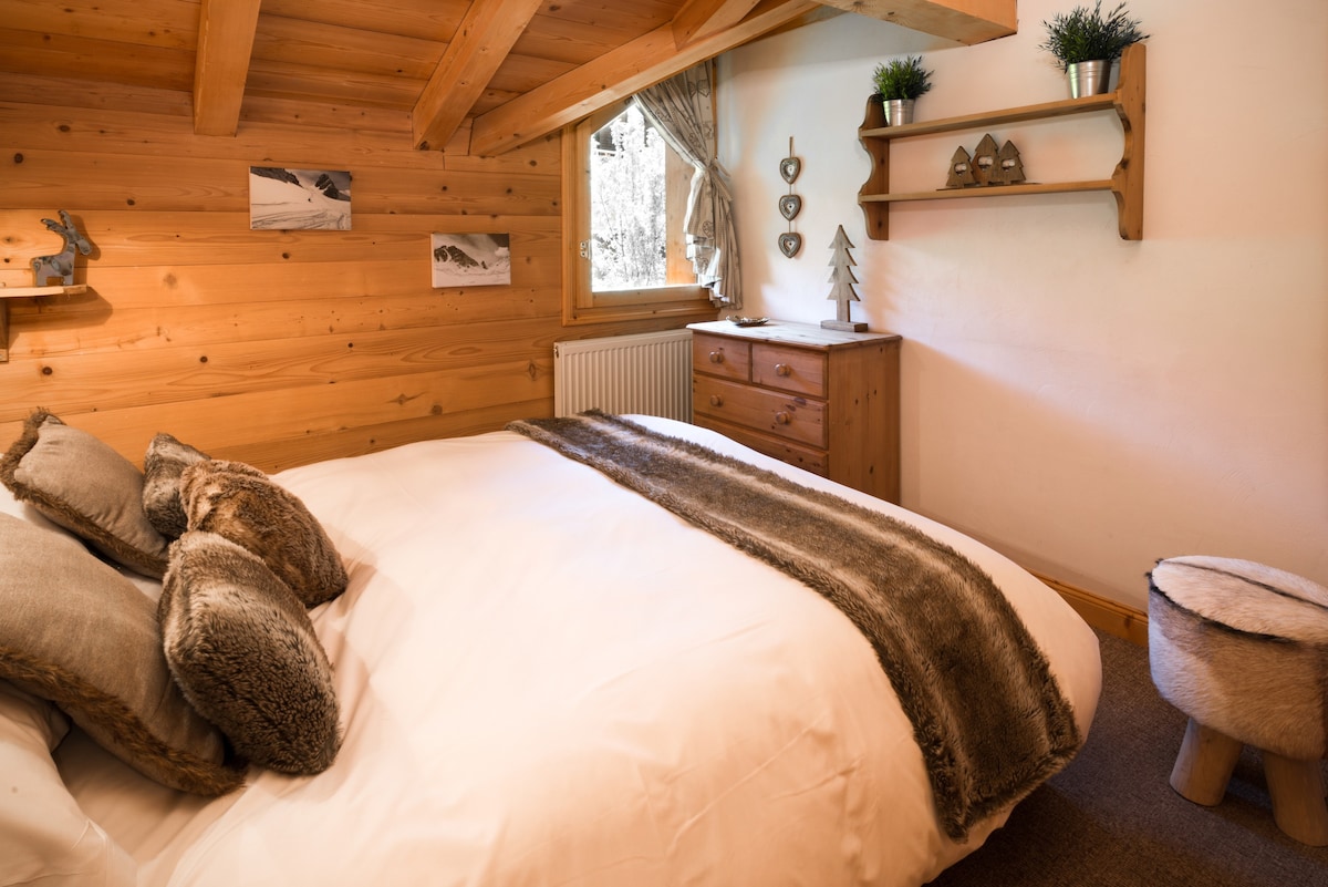 带热水浴缸的舒适度假木屋，可容纳14 Courchevel Valley