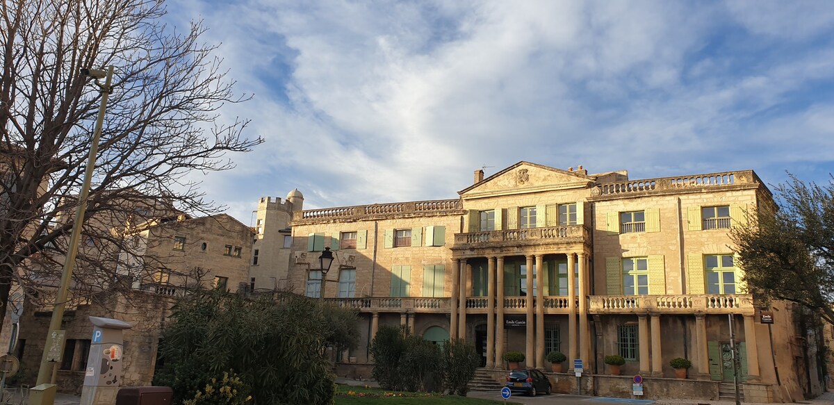 位于乌泽斯大教堂（ Uzès Cathedral ） 2的脚下