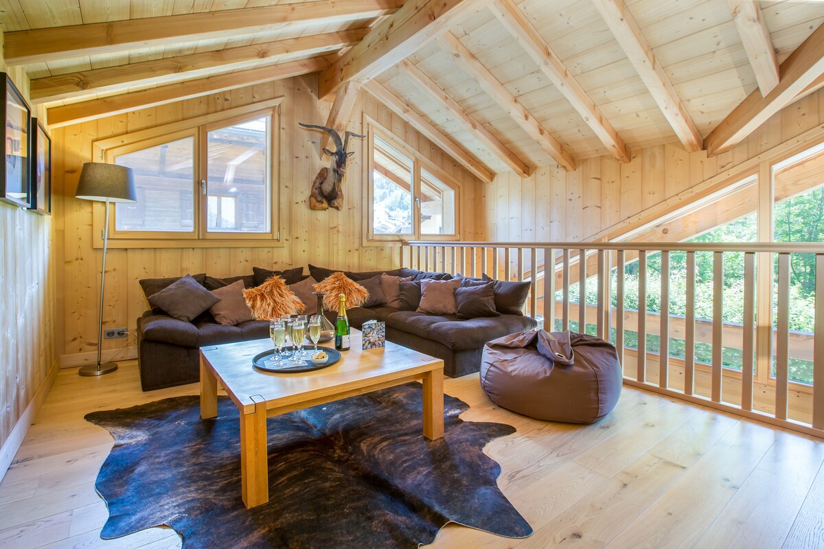 Chalet 2 mins from Lifts, Hot Tub, sleeps 14