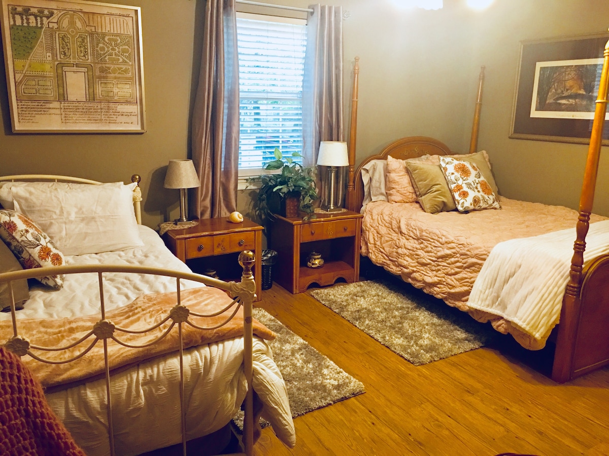 The Rose Room, Creekside Cottage