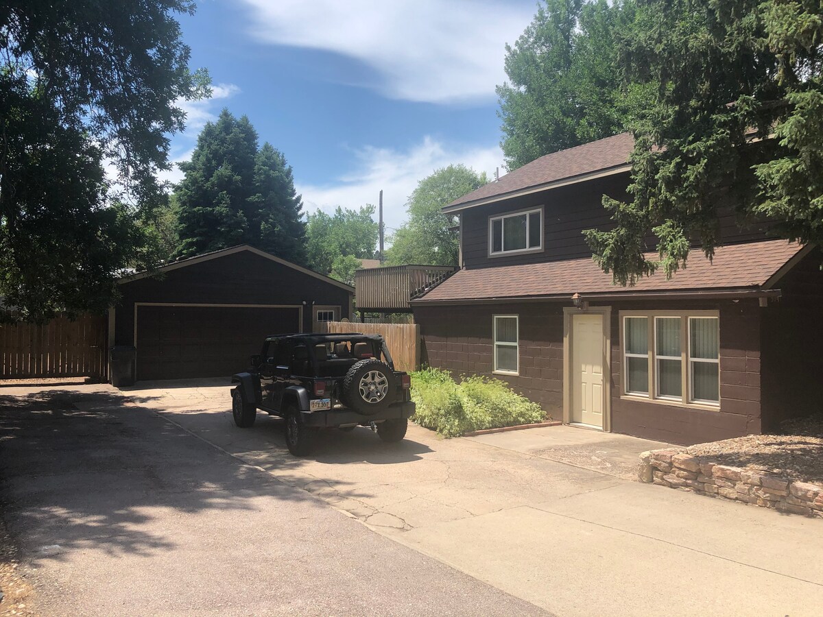 foothills lodge 30 minutes from mount rushmore.