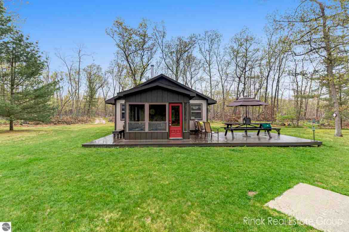 Cozy tiny cabin with hot tub on wooded 5 acres