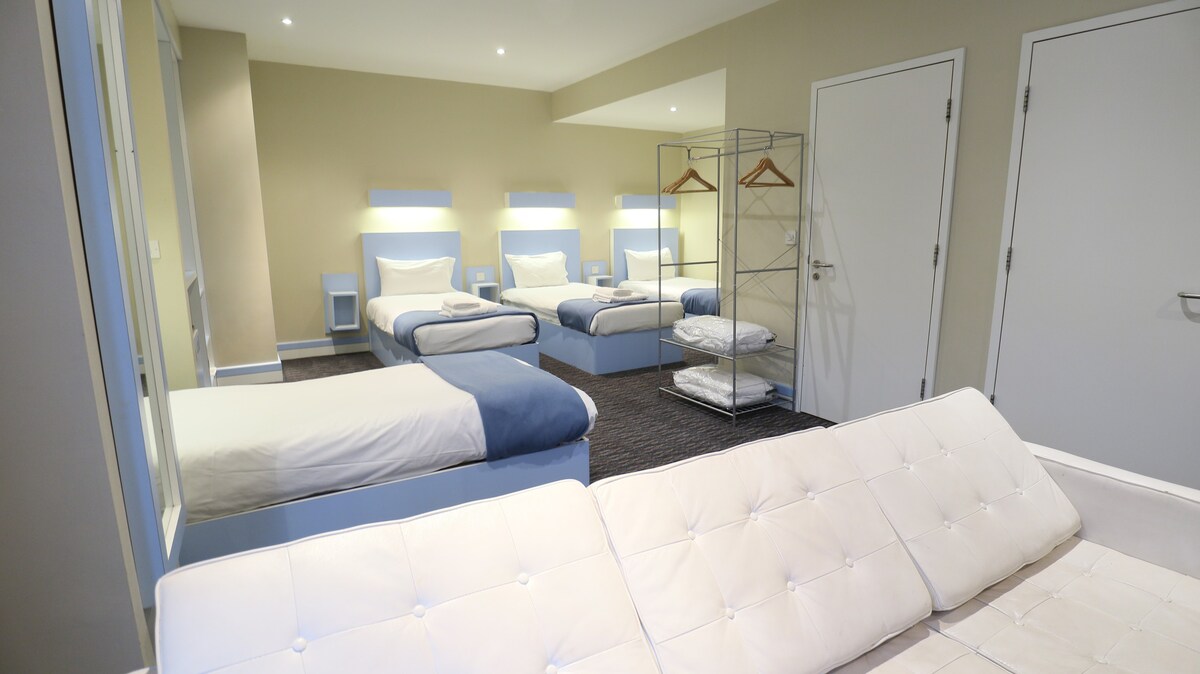 切尔滕纳姆市中心宽敞的房间-带早餐的四卧室