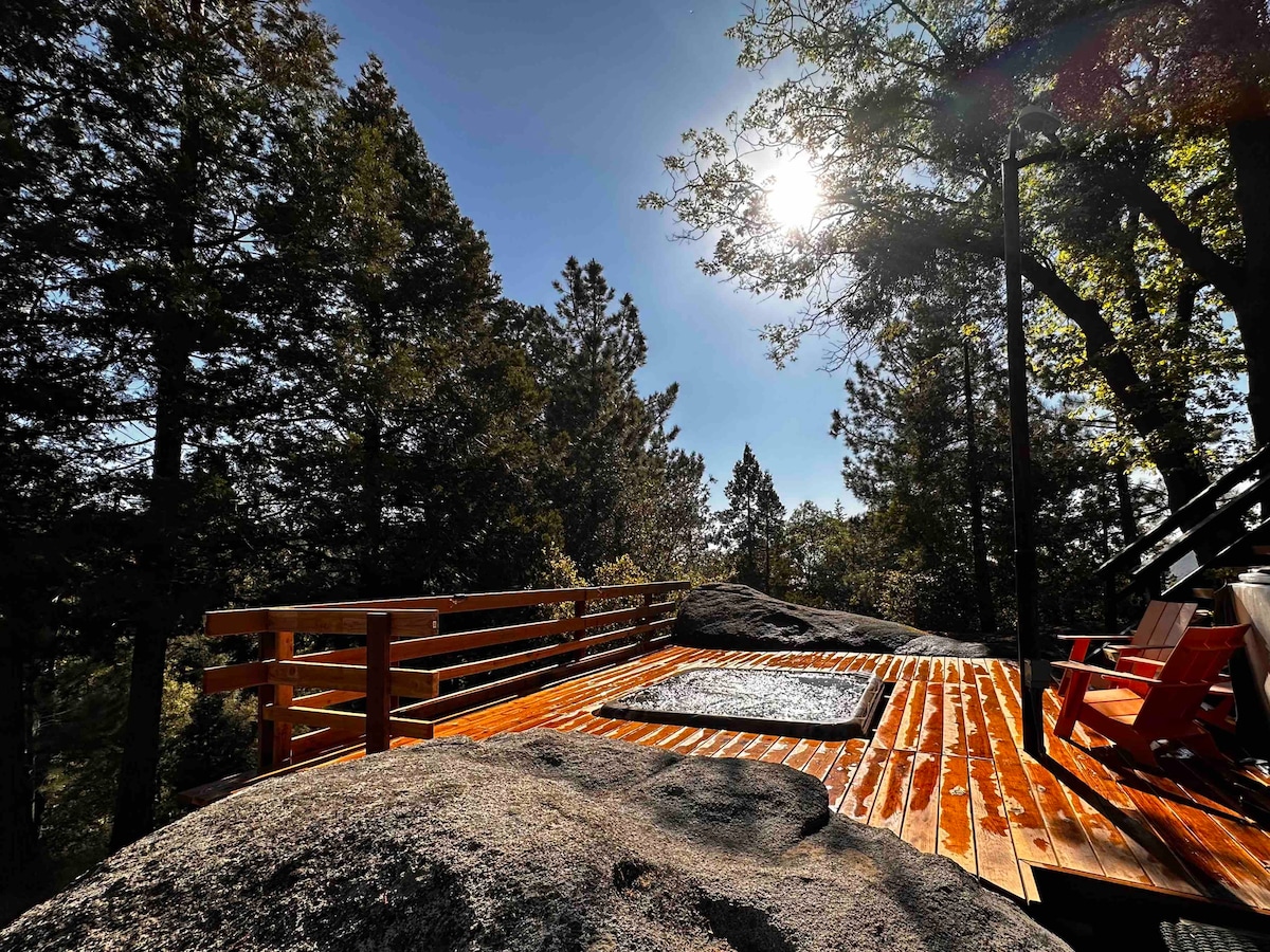 Boulderland A-frame on 8 acres / 4 miles from Town