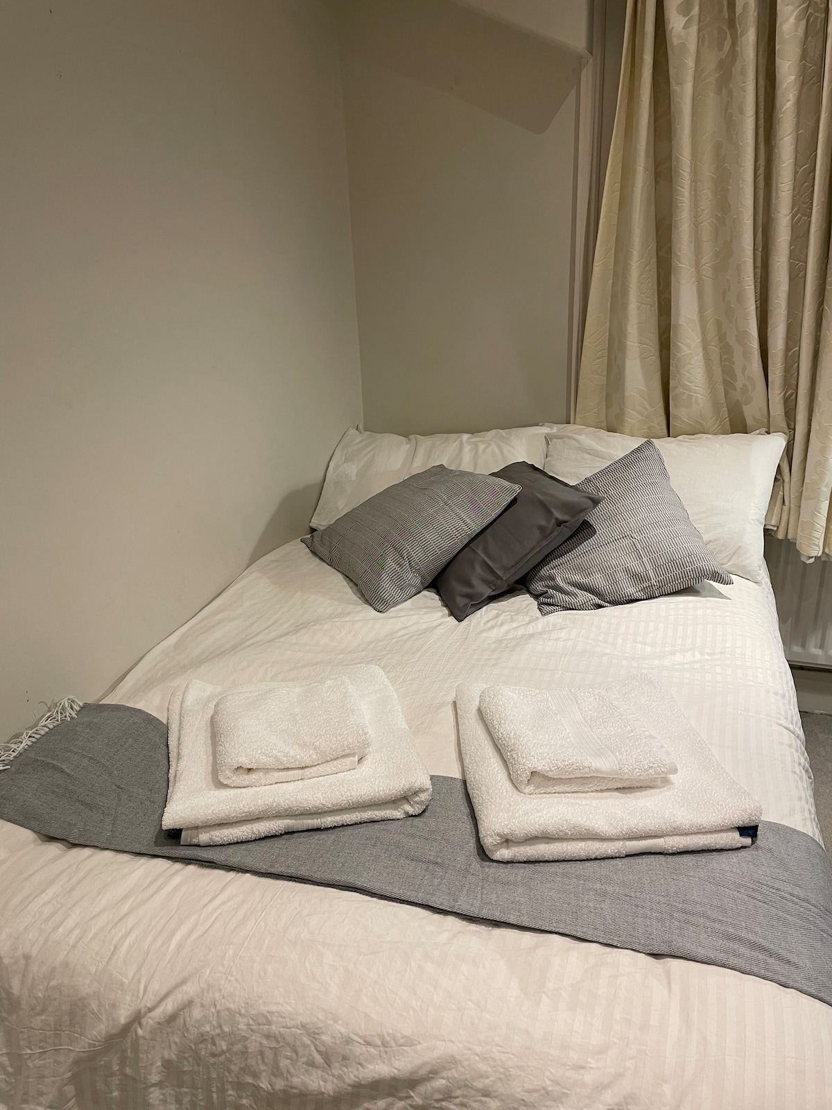 可持续住宅-安静、明亮舒适的双人床