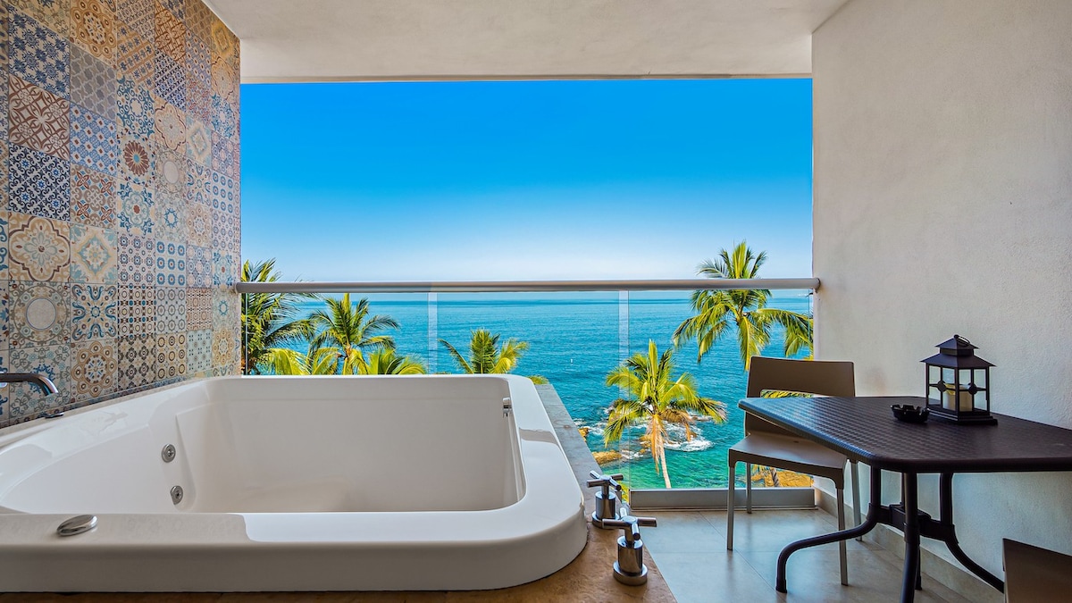 带私人按摩浴缸和海滩的全景客房