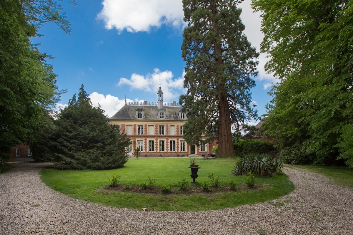 布伦农城堡（ Château de Brenon ）的餐桌