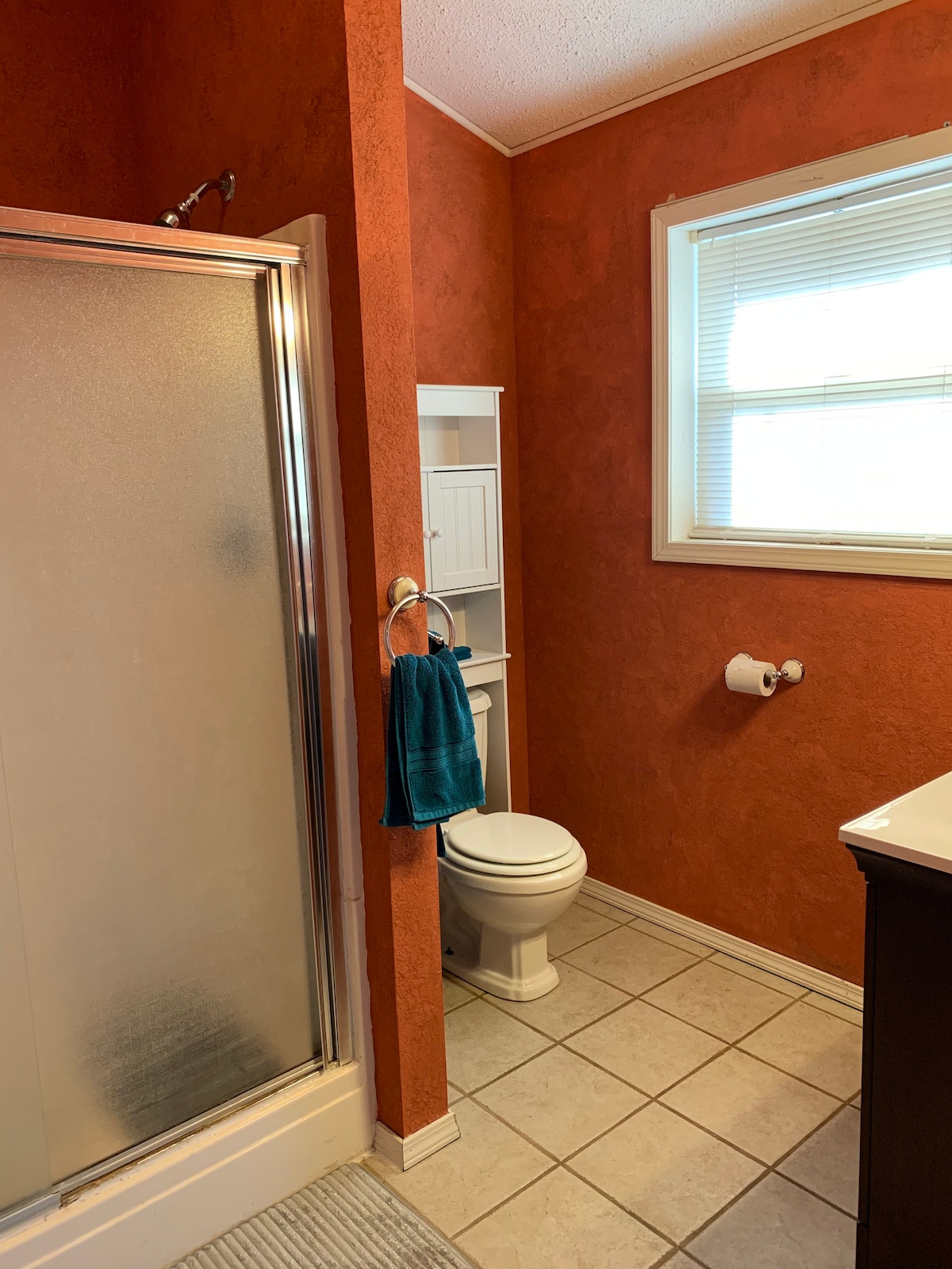 房间宽敞，配备热水浴缸和私家入口