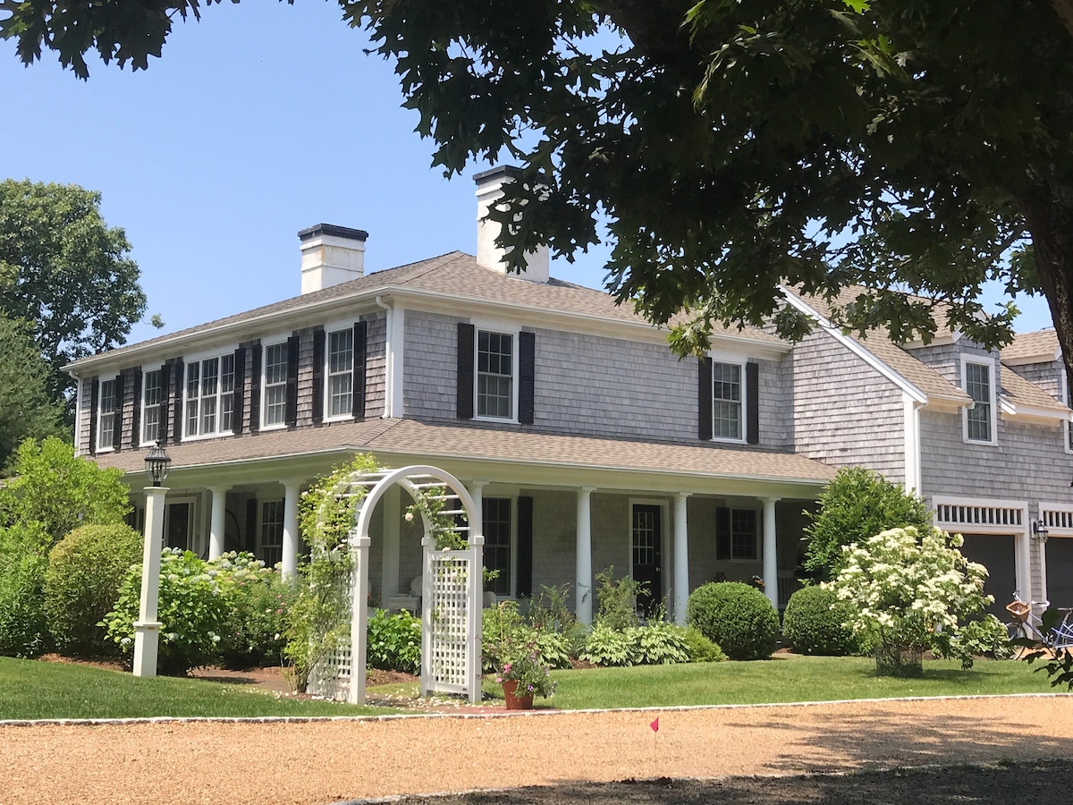 Bright & Welcoming Edgartown Home - walk to town