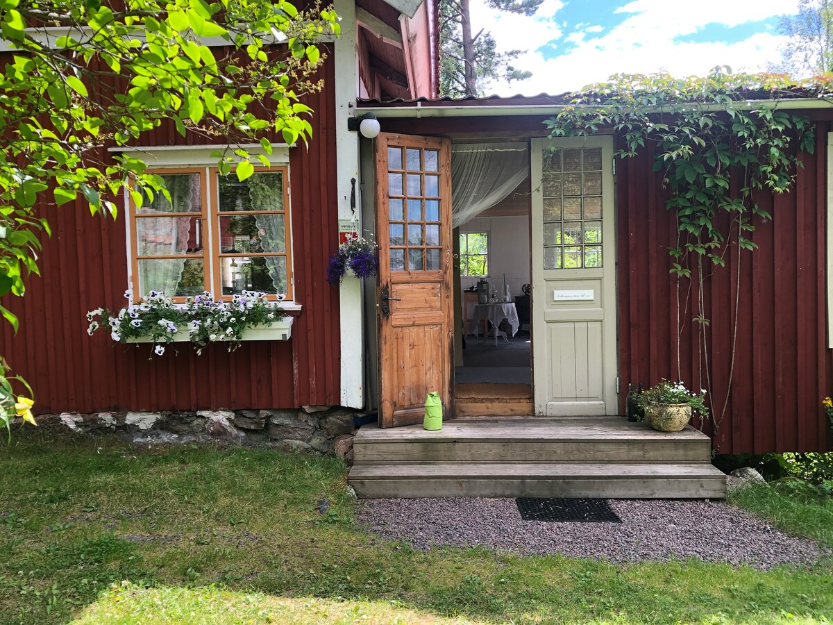 Secluded cottage with a lake view & private jetty