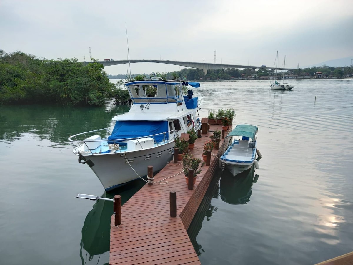 Iguana yacht sleep road7E & water access, Pool, #4