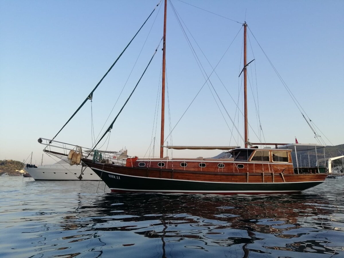 Bodrum'da şehrin kalbinde denizin üstünde tekne