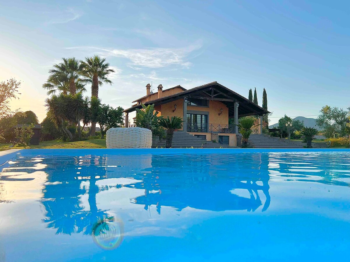 Luxury Villa Casale Centocorvi with garden e pool