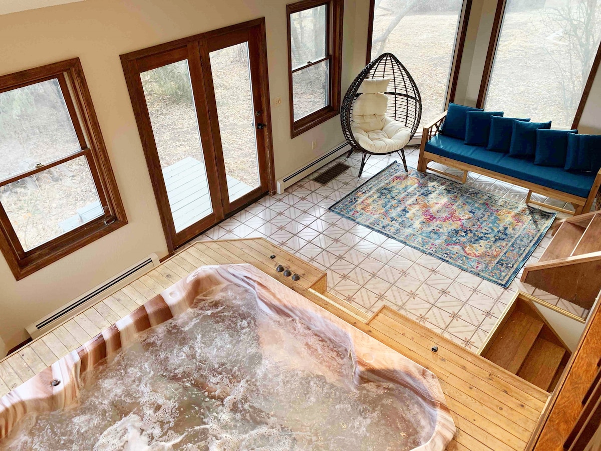 Family retreat watch wildlife from hot tub room